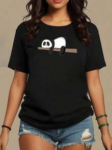 Panda recostado sobre una rama que transmite calma y ternura símbolo de descanso y equilibrio interior camiseta para mujer 100% algodón suave y cómoda ideal para vestir con actitud relajada,maija mujer. - Negro - Ver 1