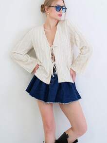Blusa de manga comprida texturizada com fecho frontal e modelagem solta. Com tecido leve, esta peça fácil de combinar traz um toque moderno e elegante aos looks do dia a dia. - Damasco - Ver 1