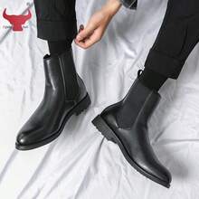 Giày bốt Chelsea nam Fighting Bull Retro Designer có thiết kế xỏ chân tiện lợi và mũi nhọn thanh lịch. Đôi bốt cổ trung sang trọng này được chế tác từ chất liệu da thật mềm mại, được lựa chọn kỹ lưỡng. Lý tưởng cho những dịp công sở trang trọng, chúng cũng phù hợp để mang hàng ngày đến văn phòng, dự tiệc và những buổi đi chơi thông thường. - màu đen - Xem 7