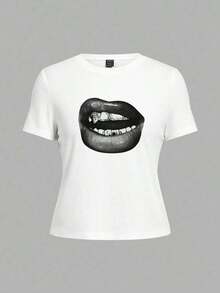 Camisetas De Calor Para MujerSHEIN  Camiseta Casual De Mujer De Corte Ajustado Con PatróN De Labios Negros Y Cuello Redondo Blanco De Manga Corta, Adecuada Para El Verano - Blanco - Ver 3