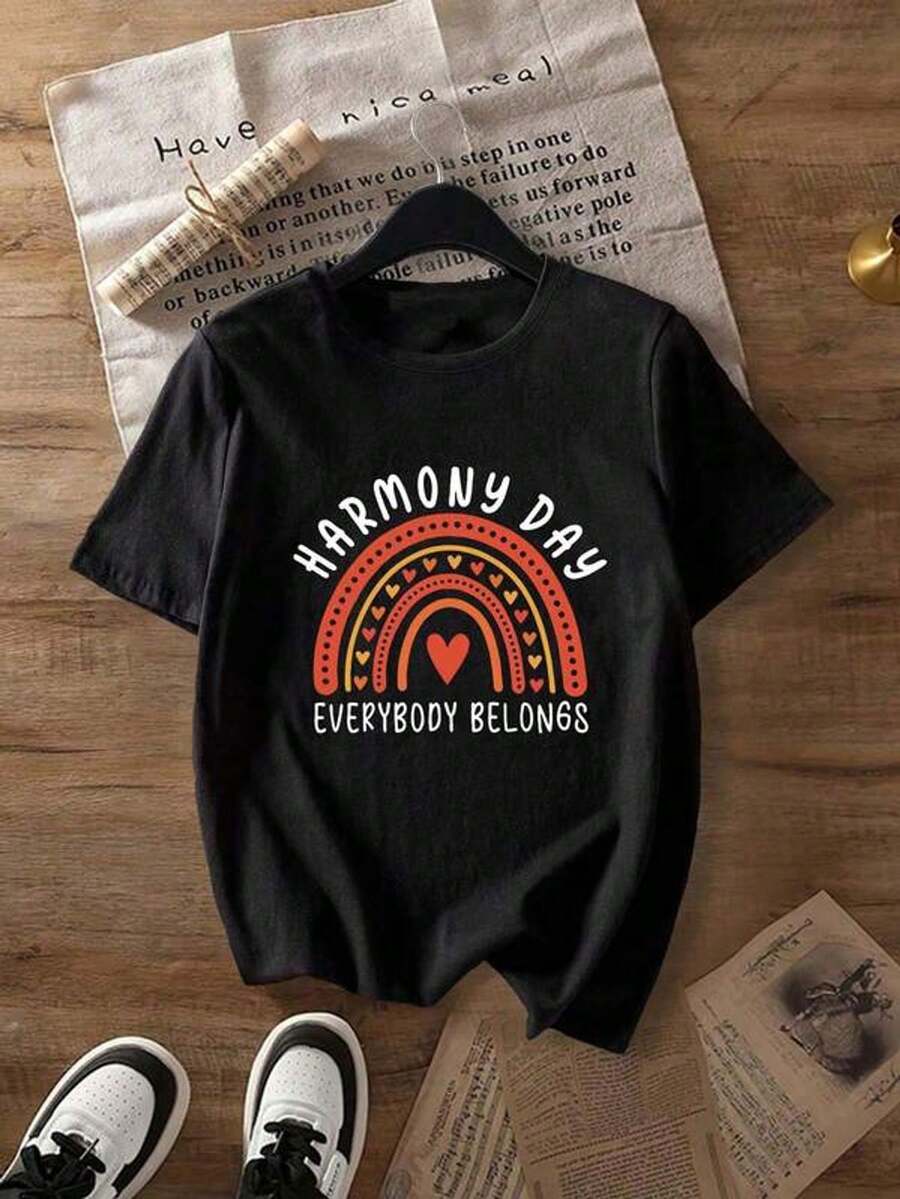 Women's Plus-Size "Harmony Day" Short-Sleeve T-Shirt With Rainbow And Heart Prints. Machine Washable, Soft And Breathable Fabric, Suitable For Spring, Summer, And Fall. Casual Loose Fit, Cool And Stylish, Peace-Themed T-Shirt. Black - 黑色 - 查看 1