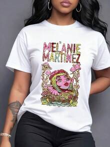 Vibrante ilustración artística de Melanie Martinez con una figura etérea de tez rosada múltiples ojos cabello rubio brillante corona de rosas rodeada de hongos mágicos y follaje exuberante un mundo fantasioso y surrealista Camiseta de mujer 100% algodón,maija mujer curvy. - Blanco - Ver 7
