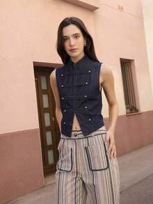 Top sin mangas de denim con cuello Mao, con abertura frontal y con botones metálicos y solapas frontales.Se abrocha en la parte delantera con ganchos ocultos.Perfecto para días de verano.Estilo callejero, atuendo de verano, look diario, estilo napoleónico, evento formal, día de ciudad. - Azul lavado oscuro - Ver 3