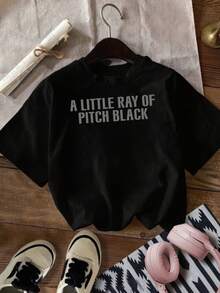 Camiseta negra para mujer con estampado "A Little Ray of Pitch Black" - Cuello redondo informal, manga corta, diseño temático de banda, mezcla de poliéster ligera para primavera/verano, ropa casual de verano.| Camiseta con Diseño Divertido| Camiseta Y2k de ajuste cómodo - Negro - Ver 1