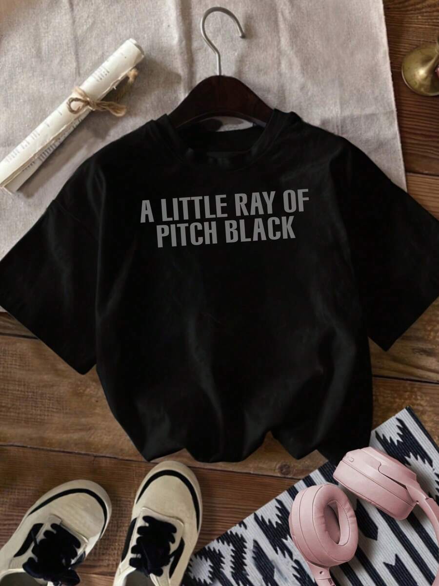 Camiseta negra para mujer con estampado "A Little Ray of Pitch Black" - Cuello redondo informal, manga corta, diseño temático de banda, mezcla de poliéster ligera para primavera/verano, ropa casual de verano.| Camiseta con Diseño Divertido| Camiseta Y2k de ajuste cómodo - Negro - Ver 1