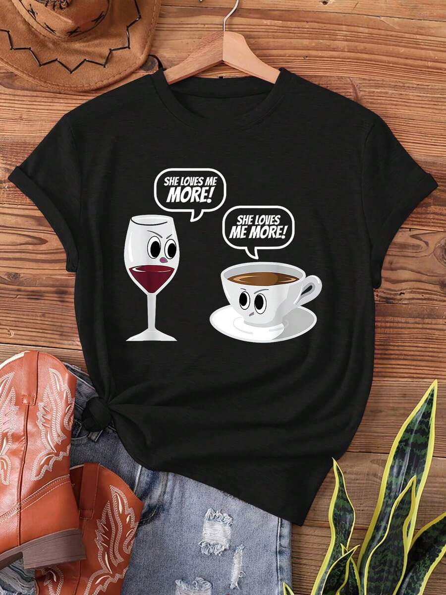 Camiseta casual para mujer cuello redondo estampado divertido con diseño "ella me ama más" ideal primavera verano manga corta fondo negro patrón blanco perfecta para look relajado - negro - Ver 1