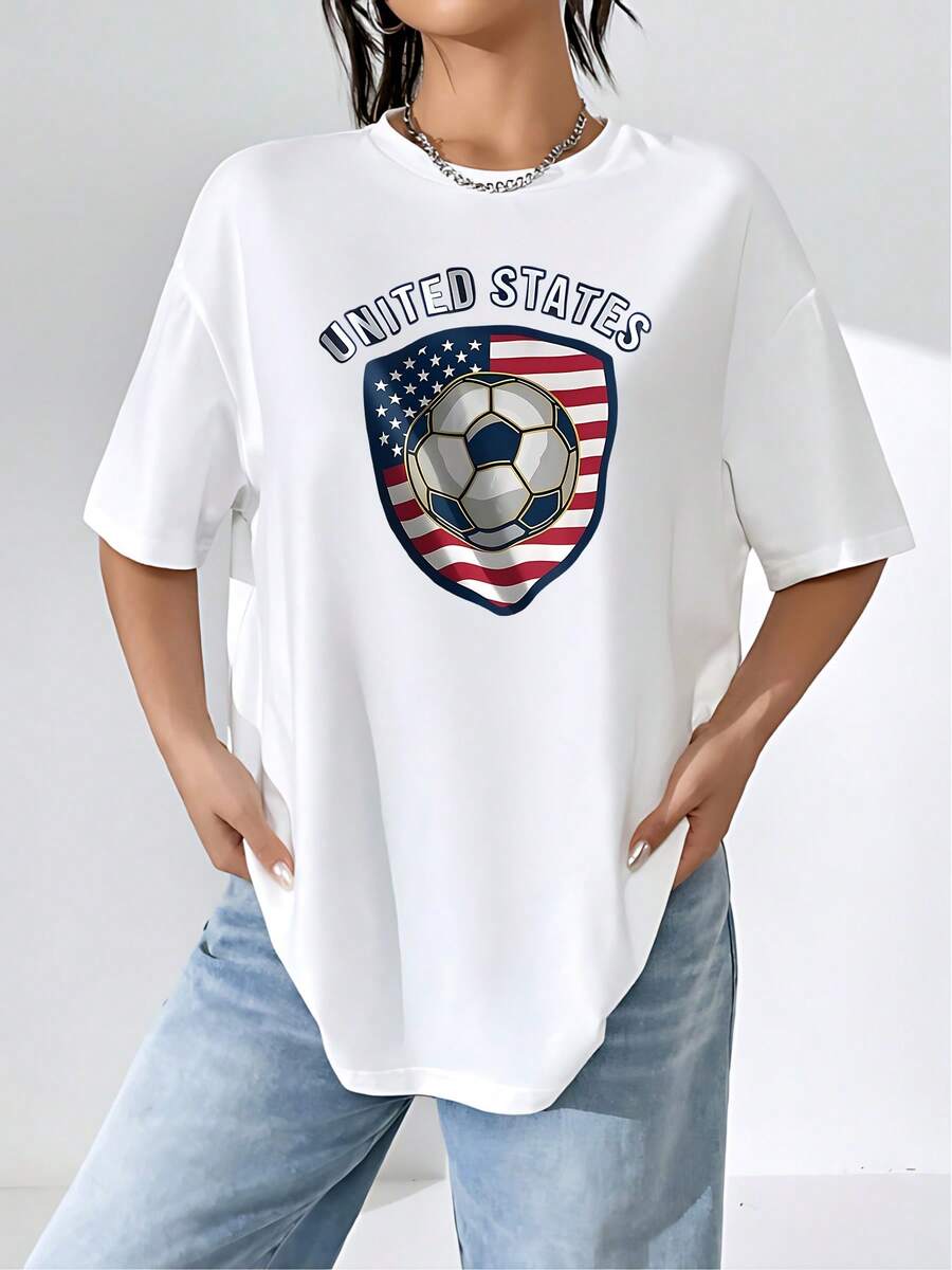 Soccer Ball On A Shield With The American Flag Symbolizing Sports Passion And National Pride. Women's 100% Cotton Comfortable Casual Short-Sleeved T-Shirt For Everyday Wear. - 白色 - 查看 1