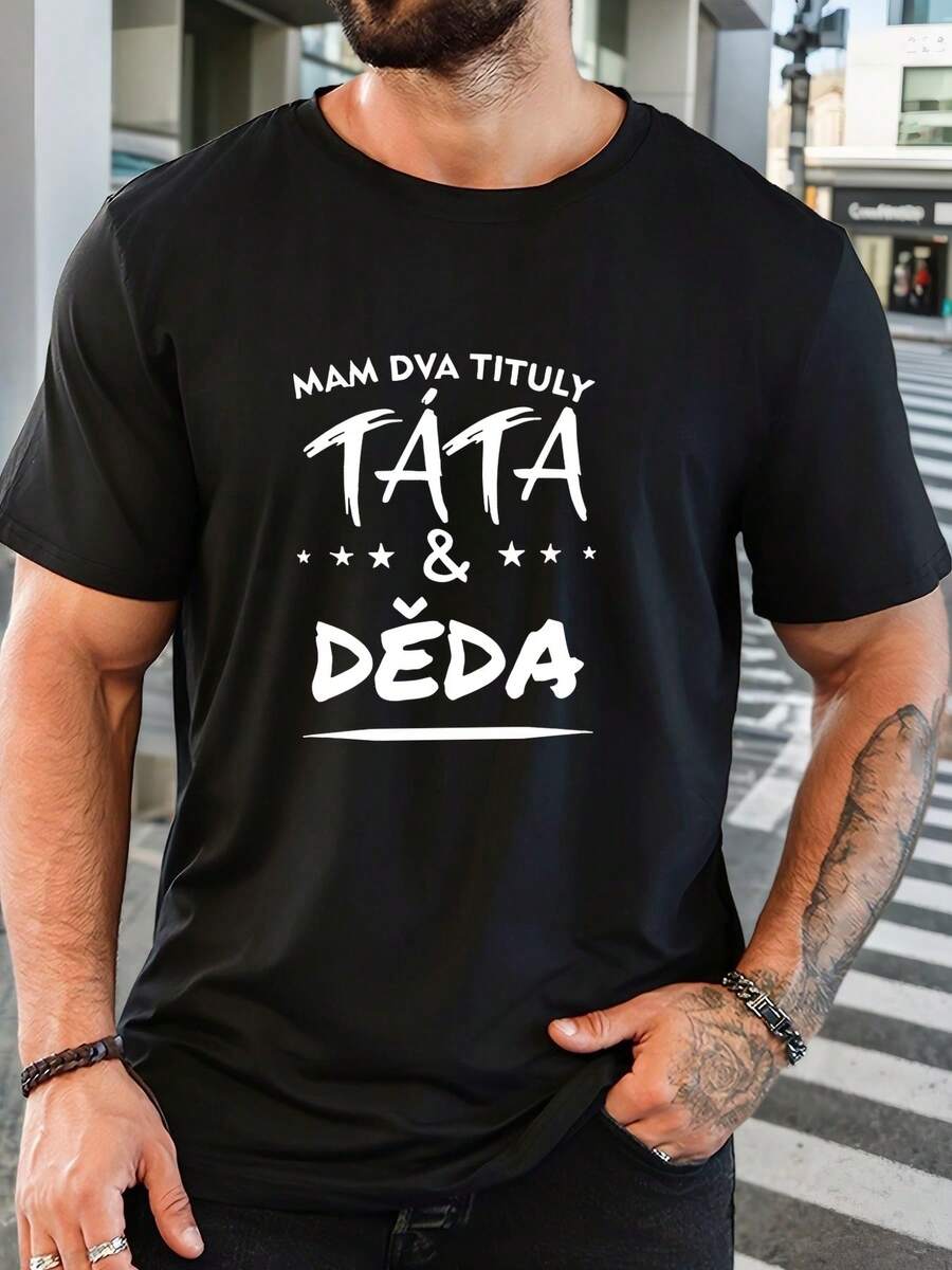 Camiseta de verano para hombre de manga corta con cuello redondo y diseño casual que presenta el texto "MAMÁ DOS TÍTULOS PAPÁ Y ABUELO". - Negro - Ver 1