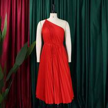 Vestido maxi fluido talla grande verano 2026, un hombro, pliegues lisos y nudo en la espalda - Rojo - Ver 4