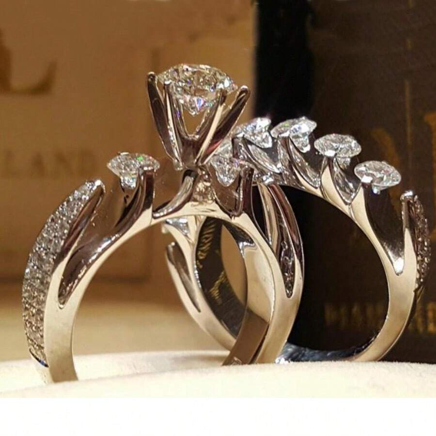 Bộ nhẫn đôi, kết hợp nhẫn chính và nhẫn phụ, mang vẻ đẹp tối giản thanh lịch, thể hiện phong cách kín đáo nhưng đa năng. - Bạc - Xem 1