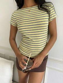 Camiseta de manga corta casual minimalista y sexy con hombros descubiertos a rayas rosa y gris, adecuada para primavera/verano.Las rayas rosa y gris te hacen ver talla grande blanca de piel. - Amarillo - Ver 5