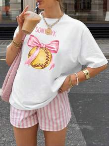 Camiseta blanca oversize para mujer con estampado de béisbol y lazo rosa, estilo casual y juvenil Playera oversize blanca con diseño deportivo rosa - YH353-Blanco - Ver 1
