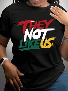 Camiseta de algodón de manga corta para mujer con estampado de letras "THEY NOT LIKE US", camiseta casual de cuello redondo para verano y primavera, ropa de mujer. - Negro - Ver 1
