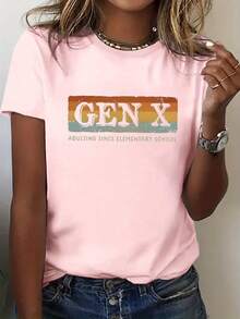 Talla Grande - Talla Grande - Una camiseta de estilo vintage para mujer con coloridos patrones de rayas y los textos 'GEN X' y 'ADULTING SINCE ELEMENTARY', diseñada en talla grande con cuello redondo. - Gris rosado pálido - Ver 6