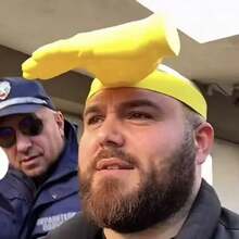 Divertido sombrero visera de sol con forma de mano cubriendo el cielo. Este es un nuevo accesorio de protección solar creativo y peculiar. El diseño central de este sombrero de sol es fijar un modelo realista de mano de adulto en una diadema ajustable, justo delante de la frente para bloquear la luz solar, liberando las manos para sostener otras cosas. - A - Ver 2