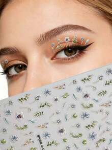 1 pièce Look de maquillage inspiré du printemps : ombre à paupières marron chaud, eye-liner noir précis, avec autocollants floraux violets en accent. Les fleurs violettes translucides sur la base de maquillage marron chaud évoquent une douce et vivante brise printanière. Y2K, paillettes pour le visage, carnaval, autocollants pour le visage, autocollants 3D, pierres décoratives pour le visage, autocollants décoratifs - Multicolore - Voir 1