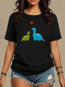Two Smiling Dinosaurs, One Blue And One Green, Looking At Each Other With A Red Heart Above, Symbolize Tenderness And Family Unity. Women's T-Shirt Made Of Soft 100% Cotton Fabric, Comfortable And Perfect For Everyday Wear, Maija Curvy Women. - 黑色 - 查看 9