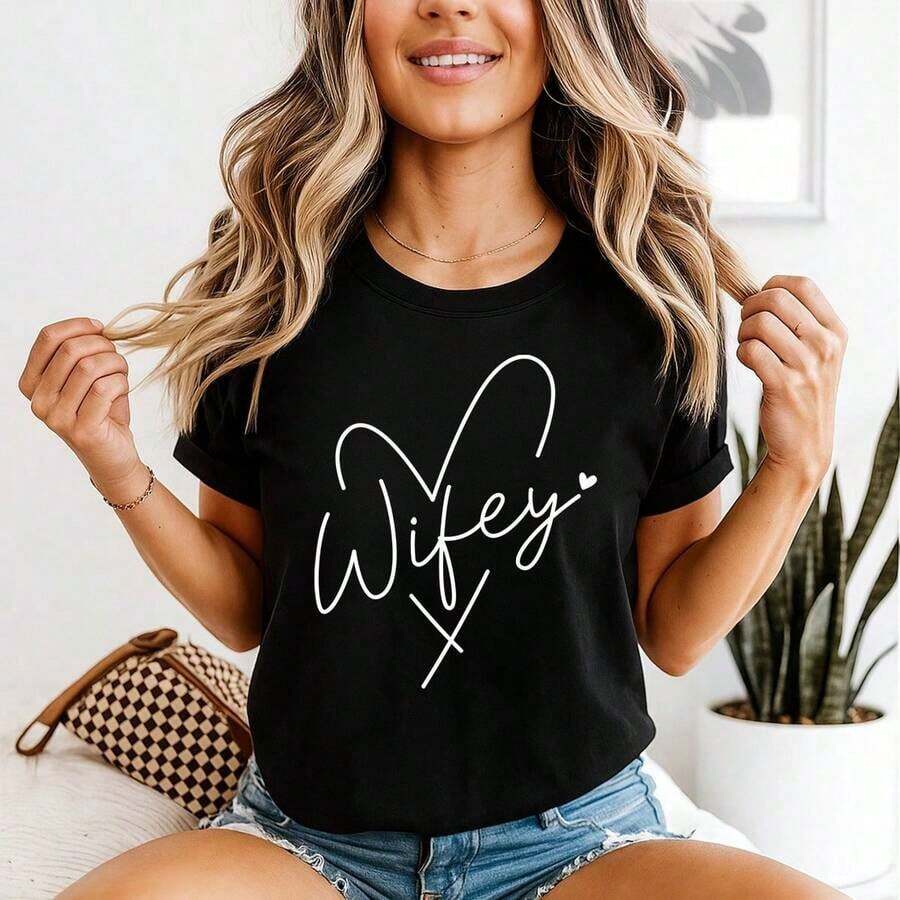 Soft 100% Cotton T-Shirt, Plus Size T-Shirt, Pleasant To The Touch, Soft And Pure Cotton, Short Sleeve For Women, Sweet And Charming Style, Top With Hand-Lettered Heart Print By WIFEY, Casual Loose Plus Size T-Shirt, Suitable For Honeymoon, Wedding Outfits, Daily Outings And Other Occasions, Sweet European And American Style Women's Clothing, Breathable Cotton T-Shirt, Matches Everything. - 黑色 - 查看 1