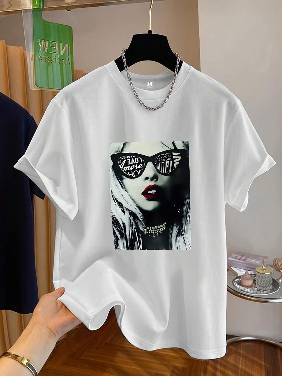 Soft, 100% Cotton Women's T-Shirt With A Circular Print. Fashionable, Soft, And Versatile, It Features Stylish Female Character Graphics, Short Sleeves, And A Comfortable Fit. Suitable For Casual Wear, It's A Versatile Top For All Seasons. This Breathable Cotton T-Shirt Goes With Everything. - 白色 - 查看 1
