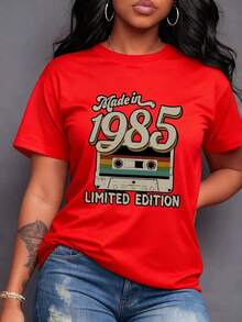 This Vintage Cassette Print Evokes The Nostalgia Of 1985 With The Text "Made In 1985" And "Limited Edition," Ideal For Retro Music Lovers And Unique Gifts. Women's T-Shirt, 100% Cotton, Maija Women's Curvy. - 紅色 - 查看 7