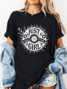 Camiseta de Manga Corta 100% Algodón con Estampado Floral "JUST A SMALL TOWN GIRL" Súper Artística para Mujer, Camisetas de Mujer, Atuendo de Otoño para Mujer - Estilo Urbano Vintage, Camiseta Unisex de Algodón Holgada de Manga Corta con Cuello Redondo, blusas para mujer, playeras de mujer, blusas casuales para dama. - Negro - Ver 1
