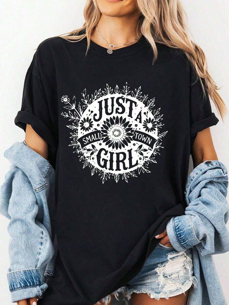 Camiseta de Manga Corta 100% Algodón con Estampado Floral "JUST A SMALL TOWN GIRL" Súper Artística para Mujer, Camisetas de Mujer, Atuendo de Otoño para Mujer - Estilo Urbano Vintage, Camiseta Unisex de Algodón Holgada de Manga Corta con Cuello Redondo, blusas para mujer, playeras de mujer, blusas casuales para dama. - Negro - Ver 1