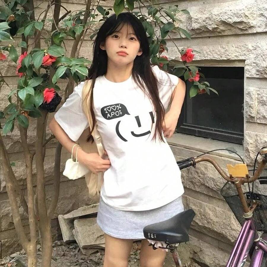 Camiseta de manga corta con estampado de expresión abstracta para mujer, top blanco holgado de estilo dulce para parejas. - Camiseta blanca de manga corta 100% algodón. - Ver 1