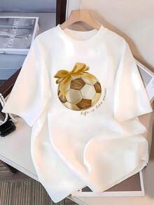 Balón de fútbol dorado con lazo que simboliza pasión y alegría por el deporte y la vida acompañado de la frase life is like soccer que inspira motivación y energía camiseta de mujer 100% algodón casual cómoda y moderna para uso diario - Blanco - Ver 3
