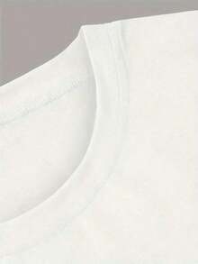 Diseñada para mujeres modernas, elegantes y cómodas. Una camiseta de manga corta con cuello redondo y diseño de retrato en blanco y negro, versátil para primavera y verano.Es cómodo, práctico, económico y un nuevo lanzamiento. Confeccionado con tela suave y transpirable de primera calidad, diseñado para ofrecer comodidad durante todo el día y uso diario versátil, perfecto para salidas informales. - Blanco - Ver 5