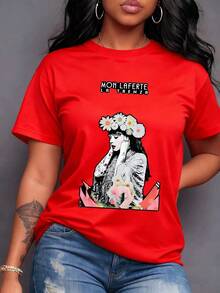 Portrait Of A Woman With A Daisy And Flower Crown And Tattooed Arms. A Pink Flamingo Next To Tropical Foliage Creates A Bold Composition. This Image Expresses Art, Nature, And Individual Strength. Women's T-Shirt, 100% Cotton, Maija Women's Curvy. - 紅色 - 查看 1