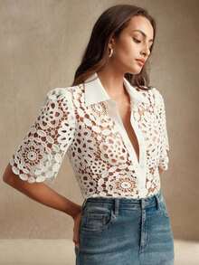 Blusa elegante de mujer con diseño floral y calado de encaje, ideal para vacaciones, días festivos, playa, festivales, verano y primavera - Blanco - Ver 4