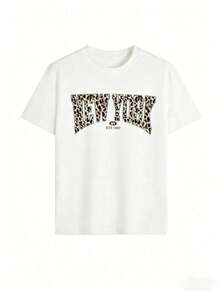 Camiseta gráfica de corte relajado y suave con estampado de leopardo y la inscripción "NEW YORK", estilo Y2K estético retro preppy varsity streetwear, top casual de verano para amantes del estilo de la ciudad de Nueva York y la moda atrevida, camiseta con eslogan universitario desgastado para uso diario, diseño único para hombres y mujeres, presenta letras varsity arqueadas rellenas de leopardo con insignia vintage NY EST1987, crea un auténtico estilo urbano americano y un enfoque visual retro universitario, satisface la demanda de jóvenes que buscan atuendos retro americanos y estilo Y2K para chicas, adecuada para múltiples escenarios como el transporte diario, atuendos universitarios y salidas urbanas, crea fácilmente un look de moda casual y muestra una actitud y gusto de moda únicos, ropa de calor mujer. - Blanco - Ver 2