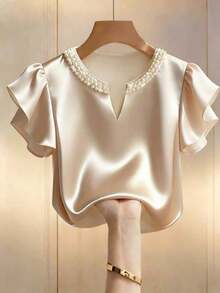 Ladies' New Spring And Summer Elegant Pearl V-Neck Satin Short-Sleeved Blouse, Made Of Satin Fabric For A Smooth Texture, Paired With A Pearl Embellished Neckline And Small Flutter Sleeve Design, A Simple Silhouette Suitable For Spring And Summer Commuting, Light Sweet Style Dressing Scenarios. Product Features Include: Ladies' Satin Blouse, Pearl Collar Elegant Blouse, Small Flutter Sleeve Short-Sleeved Blouse, Spring And Summer Commuting Blouse, Light Sweet Style Versatile Blouse, Daily Dressing Commuting Ladies Pretty Shirt. - 香檳色 - 查看 4
