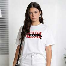 Women's Summer Clothing, Soft And Casual Cotton T-Shirt With Round Neck, Dark Dystopian Style With "Trust No One" Letter Print. White. - 白色 - 查看 3