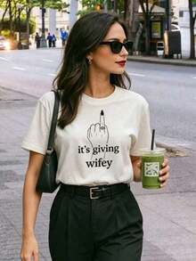 1 pieza Camiseta "It's Giving Wifey" – Camiseta para Futura Novia, Atuendo, Regalo para Despedida de Soltera, Top Estético para Novia, Atuendos de Verano para Mujer, Atuendos de Vacaciones para Mujer, Elegantes, 180g 100% Algodón - Blanco - Ver 5