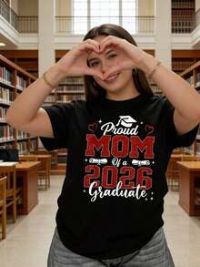 Camiseta para Mujer "Mamá Orgullosa de su Hija Graduada 2026" - Diseño de Clase de 2026 y Diploma, Cómoda, Cuello Redondo, Manga Corta, Estilo Casual, para Primavera, Verano y Otoño, Graduación - Negro - Ver 3