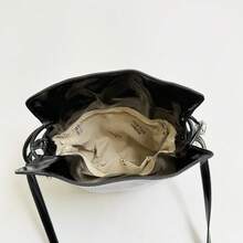 1个女士纯色PU抽绳水桶单肩包，时尚斜挎包，适合通勤、购物、送礼 - 黑色 - 查看 5