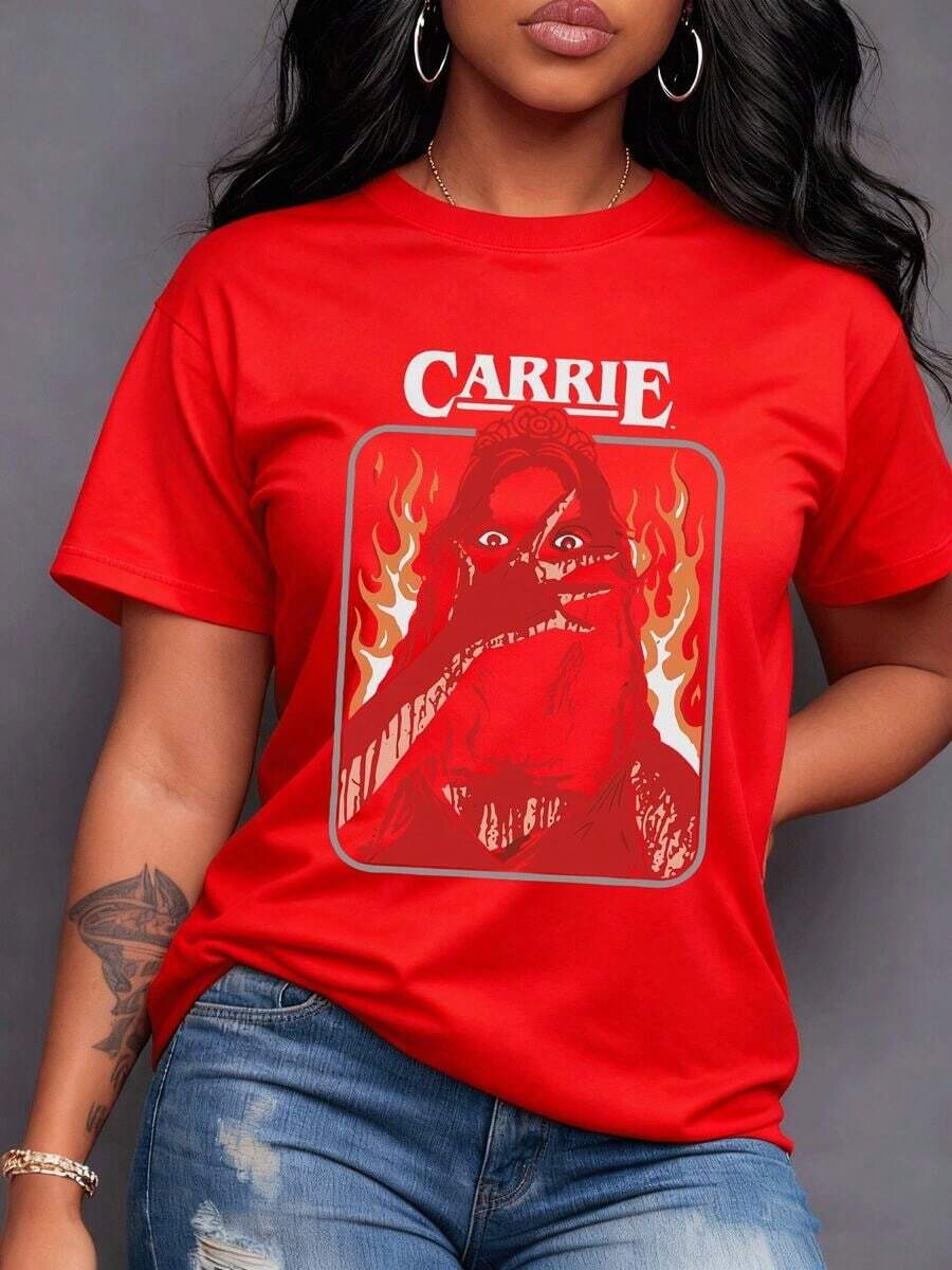 A Tribute To Carrie With A Crowned Figure Bathed In Red, A Hand Covering Her Face, An Intense Gaze, And Burning Flames In The Background. A Timeless Classic. Women's T-Shirt, 100% Cotton, Maija Women's Curvy. - 紅色 - 查看 1