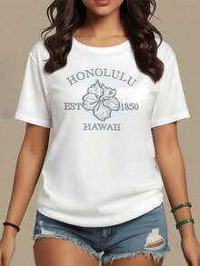 Flor tropical que evoca la belleza cálida de Honolulu y el espíritu sereno del mar con letras que simbolizan historia y viaje camiseta de mujer blanca 100% algodón suave y cómoda,maija mujer curvy. - Blanco - Ver 1