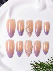 10 Móng giả thủ công hình hạnh nhân, họa tiết hoa ba cánh màu tím chuyển sắc. Móng nền màu nude, được vẽ tay theo kiểu Pháp với hiệu ứng chuyển sắc tím và màu tím. - Nhiều màu - Xem 4
