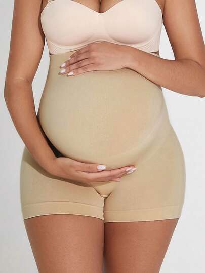 Quần short bầu cỡ lớn không đường may, co giãn, mềm mại, thoải mái với phần nâng đỡ bụng có thể mở rộng.