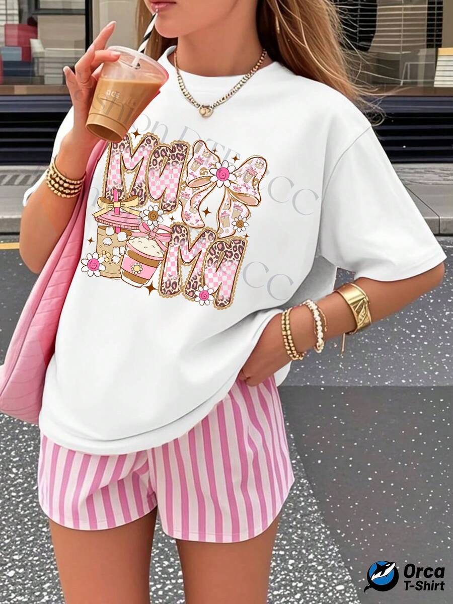 Women's Y2K Personalized T-Shirt, Made Of 180g Cotton, With A Relaxed Fit And Short Sleeves. Its Stylish Urban Design Is Casual And Breathable, Perfect For Everyday Wear. This Creative Print Makes It A Great Gift For Outdoor Sports. The Print Features The Word "MOM" Combined With Leopard Print And Plaid Elements, A Pink Bow And A Milk Mug Design, And Adorable Floral Embellishments. Suitable For Daily Wear And As A Gift. - 白色 - 查看 1