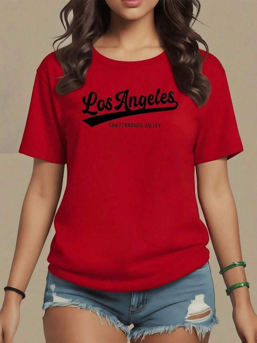 El estampado celebra la energía moderna de Los Ángeles con letras elegantes que evocan el espíritu urbano del Valle de San Fernando camiseta para mujer confeccionada en suave tejido 100% algodón ideal para un look casual y cómodo,maija mujer curvy. - Rojo - Ver 1