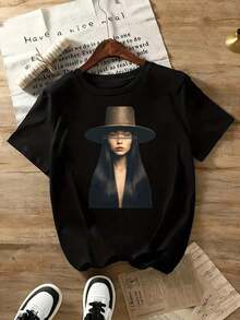 Women's 100% Cotton Crew Neck T-Shirt With A Fun Graphic Print Featuring A Hat And Long Hair. This  Casual Top Is Perfect For Everyday Wear, Sporting Events, Holiday Parties, Outings, And Other Holiday Gifts. It's Comfortable And Versatile. - 黑色 - 查看 5