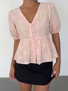 Blus lengan pendek berkerah V dengan bordir bunga warna pink lembut, desain lengan mengembang dan hem berkerut, kemeja bordir gaya gadis Prancis, cocok untuk perjalanan sehari-hari, kencan, jalan-jalan, dan liburan musim panas. - Baby Pink - View 4