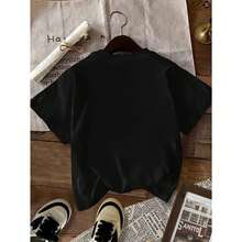 Camiseta extragrande A con una referencia bíblica que muestra los cinco panes y los dos peces, inspirada en Mateo 14:16-21, ilustrando los milagros y la esencia de la fe - [Negro] - Ver 2