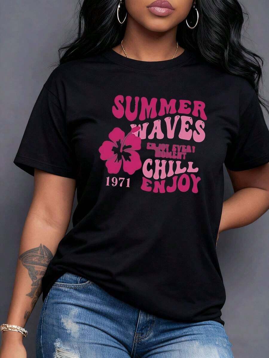 A Vibrant Retro Print Featuring 'SUMMER WAVES' And 'CHILL ENJOY', Wavy Lettering, And A Tropical Hibiscus Evokes The Summer Spirit Of 1971. It Symbolizes Joy, Relaxation, And Enjoying Every Sunny Moment-An Invitation To Happiness. Women's T-Shirt, 100% Cotton. - 黑色 - 查看 1
