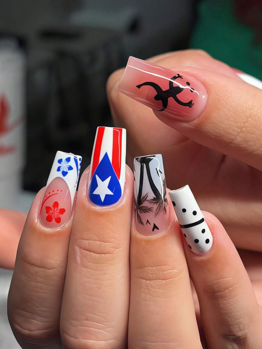 Nâng cấp diện mạo tức thì với 24 móng giả hình vuông cỡ trung bình, mang phong cách Puerto Rico cá tính với phối màu đỏ, trắng và xanh dương, họa tiết hoa Hawaii và cây cọ đen, tạo nên vẻ tươi mới đậm chất Y2K. - Nhiều màu - Xem 1