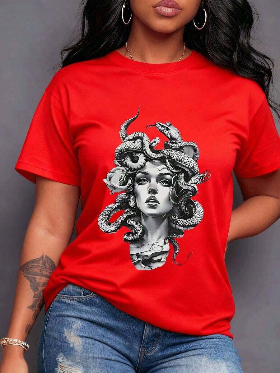 Medusa With Snakes In Her Hair, Her Mysterious Gaze Represents Ancestral Power, Feminine Strength, And Enigmatic Beauty For Those Seeking A Unique Garment. Women's T-Shirt, 100% Cotton, Casual, Urban, Exclusive, Maija Curvy Woman. - 紅色 - 查看 1