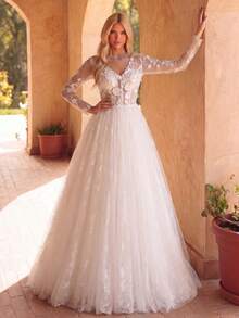 Faeriesty Đầm cưới ren cổ chữ V thanh lịch, phần thân áo ôm sát được trang trí bằng những họa tiết hoa tinh tế, chân váy xếp tầng voan mỏng nhẹ - một chiếc váy lãng mạn và duyên dáng, hoàn hảo cho các buổi lễ tại nhà thờ, đám cưới ngoài trời, tiệc cô dâu và các buổi dạ hội trang trọng. - trắng - Xem 1